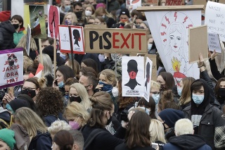Aktivistky za práva žien držia plagáty počas protestu. 