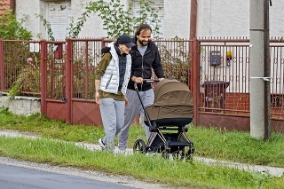 Ivanka pri Dunaji 3. 10. 2020 15.11 hod.: Ďurovčík s manželkou využili pekné počasie a išli na prechádzku so synčekom.