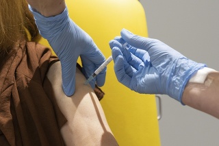 Na snímke dobrovoľníčka počas  prebiehajúcich klinických testov vakcíny proti koronavírusu v Oxforde 7. júla 2020.