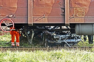 Zrážka auta s vlakom na priecestí