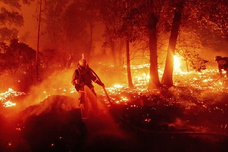 Kalifornskí hasiči ďalej bojujú s desiatkami požiarov. 