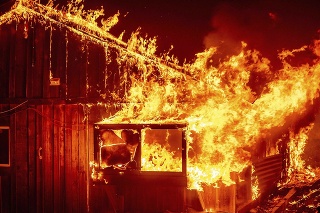 Kaliforniu sužujú požiare. 