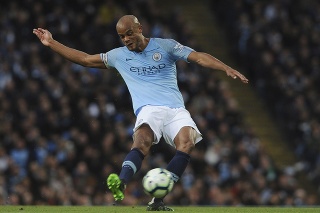 Na archívnej snímke zo 6. mája 2019 futbalista Manchestru City Vincent Kompany strieľa počas zápasu anglickej Premier League proti Leicester City.