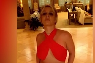 Britney sa znova ukazuje pred kamerou: Tentokrát zvádza sexi pohybmi polonahá