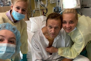 Alexej Navalnyj zverejnil fotografiu z berlínskej nemocnice Charité, kde sa aktuálne zotavuje.