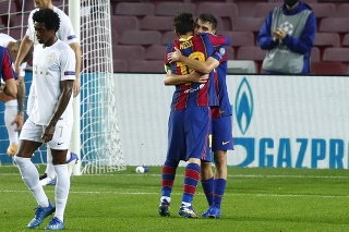 Pedri (v pozadí) sa spolu s Messim teší z jeho debutového gólu.