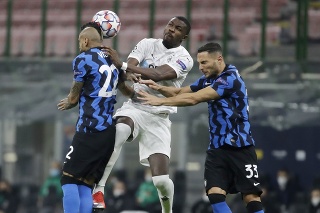 Na snímke uprostred hráč Borussie Marcus Thuram medzi hráčmi Interu, vľavo Arturo Vidal a Danilo D'Ambrosio.