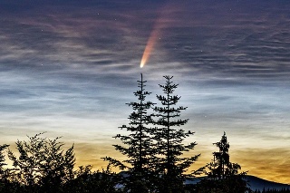 8. 7. 2020: Klasický chvost kométy bolo vidieť z obce Ľubietová.