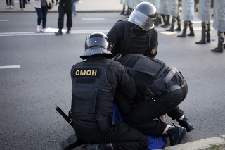 V Minsku na viacerých miestach začali spontánne protestné zhromaždenia proti staronovej hlave štátu.