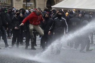 Po protestoch v Prahe zatkli 144 ľudí. 