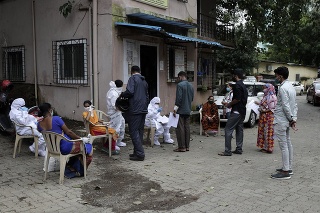 Ľudia v Indii počas čakania na otestovanie.