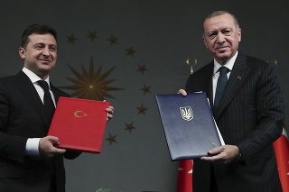 Turecký prezident Recep Tayyip Erdogan (vpravo) a jeho ukrajinský partner Volodymyr Zelenskyj pózujú s podpísanými dohodami po ich stretnutí v Istanbule 16. októbra 2020.