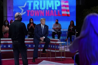 Trump počas predvolebnej diskusie v Miami.