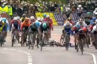 Cyklistické preteky Scheldeprijs v Belgicku poznačil hromadný pád v záverečnom špurte.