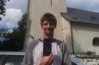 Ľubomír Šefčík (31) pri kostole v Brezovičke, odkiaľ tento stolár pochádza.