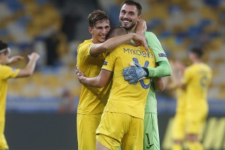 Na snímke hráči ukrajiny oslavujú víťazstvo v zápase 4. kola A-skupiny Ligy národov  vo futbale nad Španielskom.