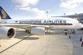 Stroje Airbus A380 stoja na letisku.