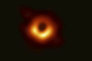 Archívna snímka z 10. apríla 2019, na ktorej teleskop Event Horizon Telescope zachytil čiernu dieru.