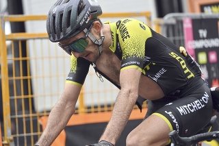 Na archívnej snímke z 5. októbra 2020 britský cyklista Simon Yates po 3. etape  103. ročníka Giro d'Italia z Enny do Etny.