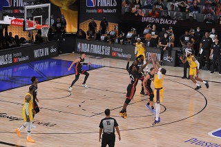 Hráč Los Angeles Lakers   Anthony Davis (uprostred) strieľa trojbodový kôš proti Miami Heat v basketbalovom zápase finále play off zámorskej NBA.