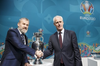 Na snímke vľavo tréner slovenskej reprezentácie Pavel Hapal si podáva ruku s trénerom Írska Mickom McCarthym po vyžrebovaní divízie B semifinále play-off o postup na EURO 2020.
