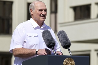 Bieloruský prezident Alexandr Lukašenko hovorí k svojim stúpencom, ktorí sa zhromaždili na jeho podporu 