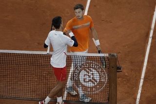 Na snímke vľavo srbský tenista Novak Djokovič zdolal Španiela Pabla Carrena-Bustu.