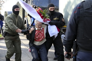 Zásah polície na proteste žien v Minsku. Zadržali aj Ninu Bahinskú.