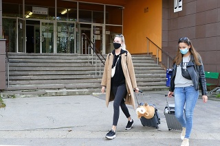 Študentky počas odchodu z internátov Žilinskej univerzity v Žiline do domácej karantény.