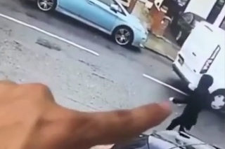 Príšerný záber neodpustiteľného rasistického činu: Vodič zbadal moslimku, konal bez chrbtovej kosti
