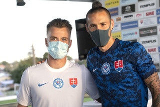 Slovenskí futbaloví reprezentanti Marek Hamšík (vpravo) a Albert Rusnák (vľavo) predstavili i nové dresy.