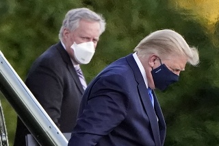 Americký prezident Donald Trump s ochranným rúškom vystupuje z vrtuľníka Marine One počas jeho príchodu do vojenskej nemocnice
