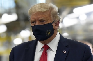 Americký prezident Donald Trump s rúškom na tvári
