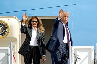 Melania a Donald Trumpovci v utorok pri odchode do Clevelandu.