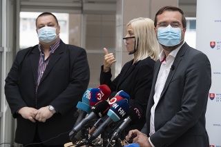 Vpravo minister zdravotníctva SR Marek Krajčí (vľavo) a vľavo hlavný hygienik SR Ján Mikas