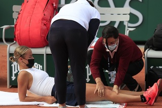 Anna Karolína Schmiedlová si nechala počas zápasu ošetriť koleno.