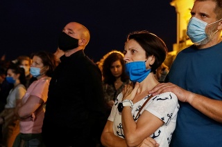 Obyvatelia Budapešte s rúškami na tvári