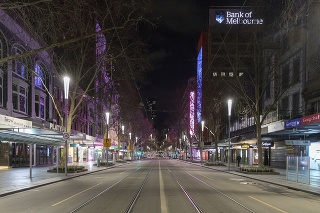 Prázdna ulica v  centrálnej obchodnej štvrti v Melbourne 5. augusta 2020.
