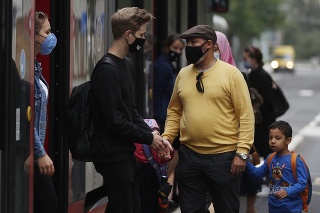 Ľudia s rúškami v Prahe.