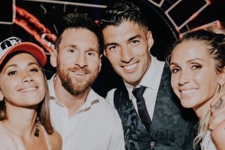 Zľava Messiho žena Antonela, Lionel Messi, Luis Suárez a Suárezova žena Sofia.