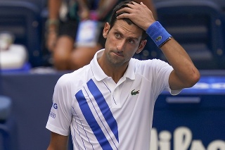 Srbský tenista Novak Djokovič reaguje po tom, čo napálil loptičku do čiarovej rozhodkyne.