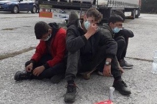 Colníci našli v srbskom kamióne 6 chlapcov z Afganistanu. 