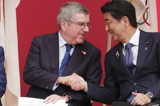 Na snímke zľava prezident Medzinárodného olympijského výboru (MOV) Thomas Bach a japonský premiér Šinzó Abe.