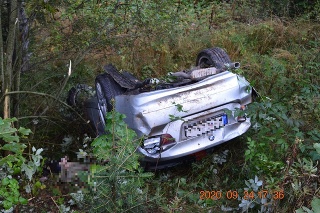Dopravná nehoda na Čertovici si vyžiadala život 20-ročného mladíka.