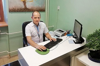 Karol Szendrei (38) už roky pracuje v nemocnici v Zlatých Moravciach, kde ho povýšili na vedúcu sestru. 