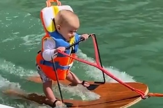 Najmladší surfer sveta! Len 6-mesačný chlapec prekonal svetový rekord, na rodičov sa valí kritika