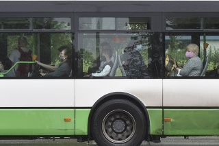 Cestujúci s rúškami na tvárach v autobuse hromadnej dopravy v Karvinej