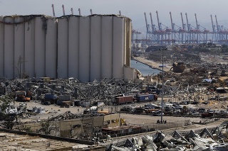 Pohľad na materiálne škody po masívnych výbuchoch v prístave 