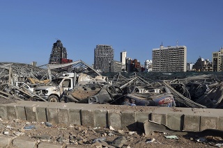 Zničené autá na mieste po masívnych výbuchoch  v libanonskom hlavnom meste Bejrút.