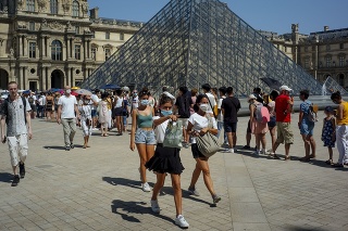 Ľudia pri múzeu Louvre, 12. augusta 2020 v Paríži.
